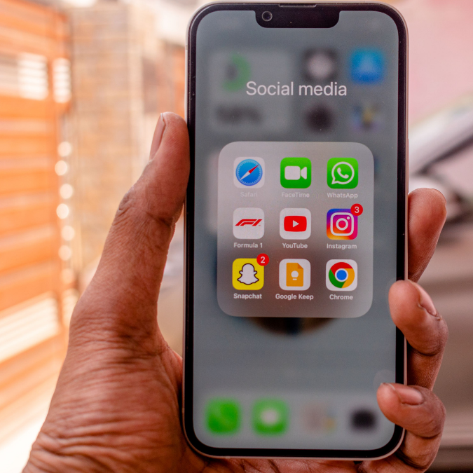 Telemóvel com aplicações de redes sociais no ecrã