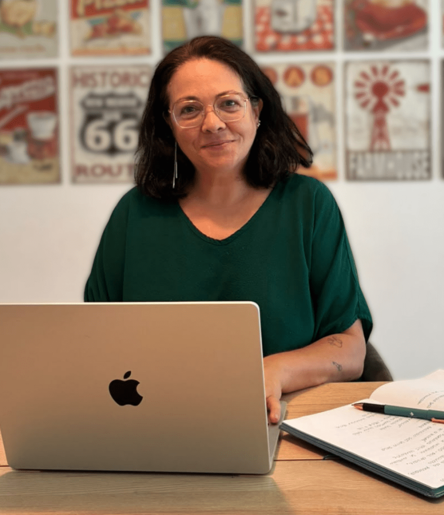 Alda Benamor, diretora geral da PLUG More, no seu espaço de trabalho